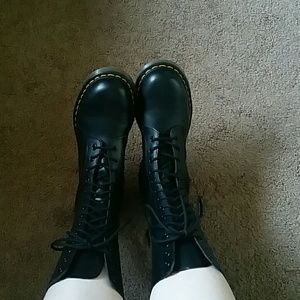 DR MARTENS 14 Eyelet Combat Boot