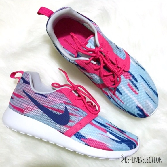 Nike Roshe One Flight Weight Sneakers - Picture 2 of 7