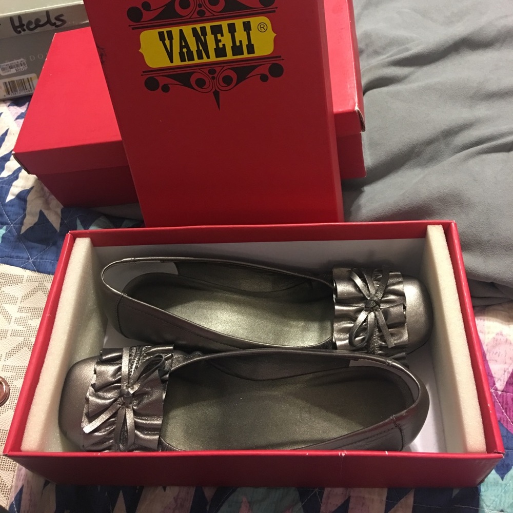 Vaneli with box
