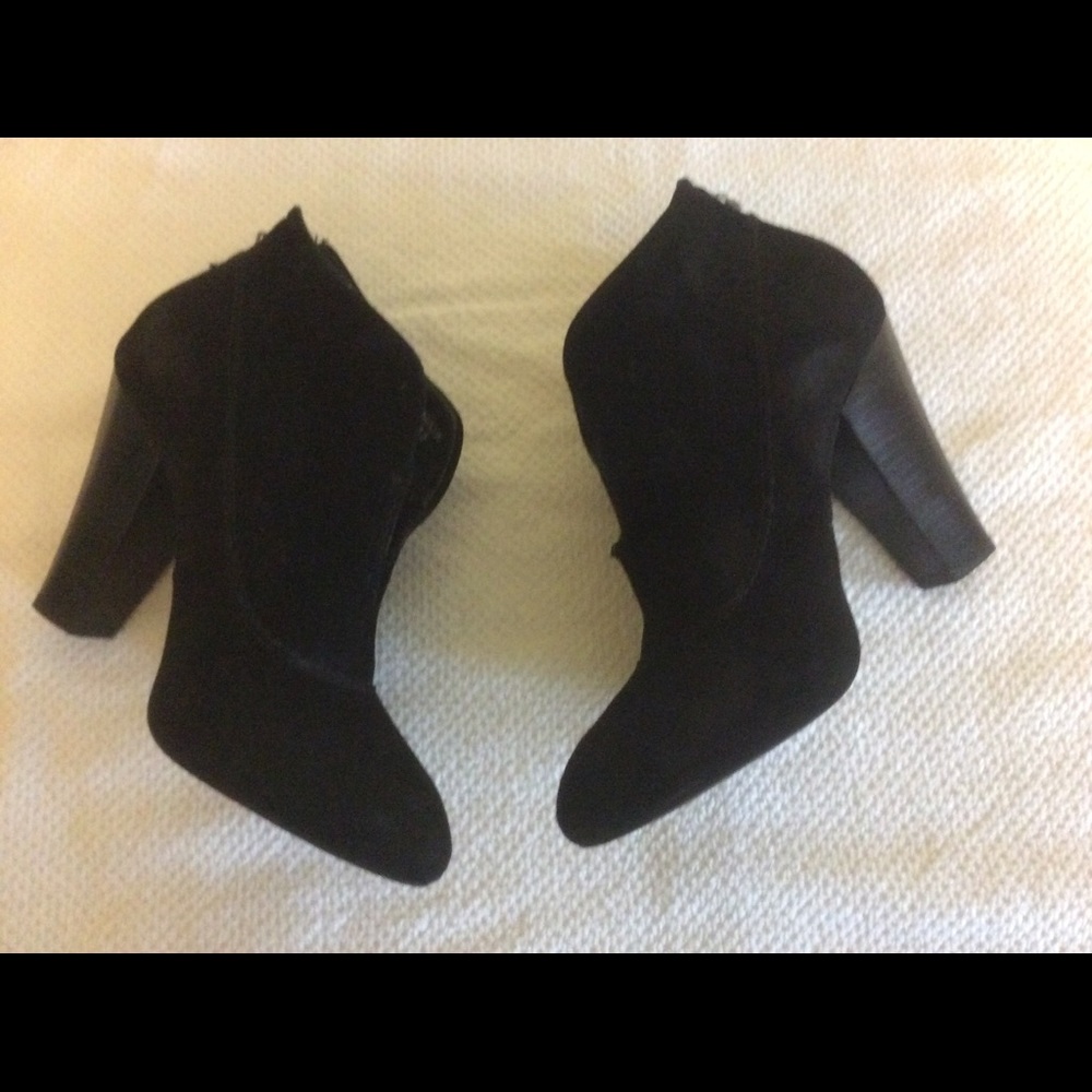 Pre- Owned Steve Madden Black Booties Size 6
