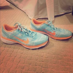 Nike Women's Dual Fusion Flywire Tennis Shoes 9.5