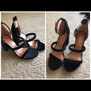 Open toes chunky strap heels