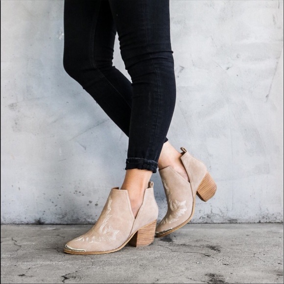 Western-inspired ankle boots. - Picture 2 of 4