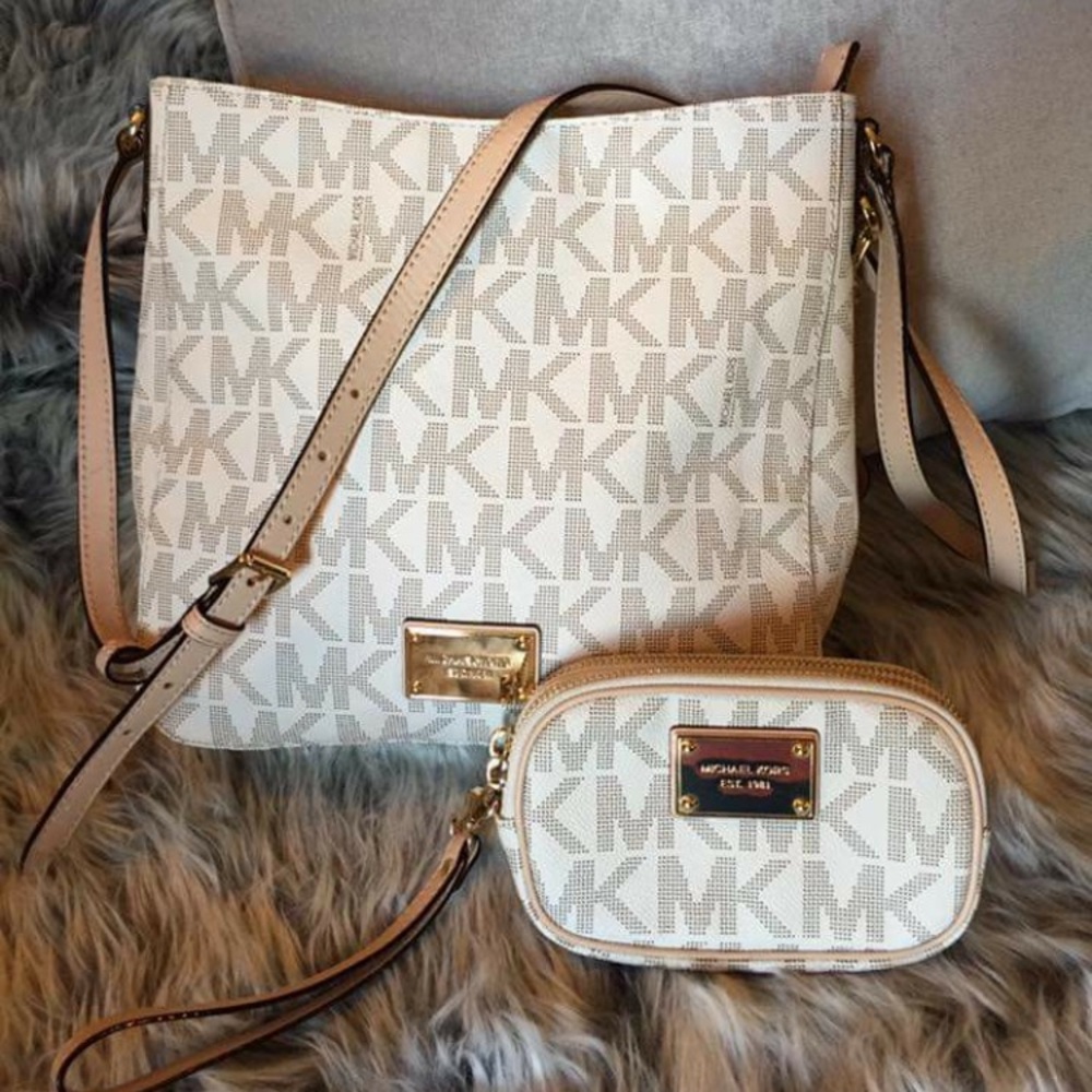 Micheal kors purse and wristlet wallet.