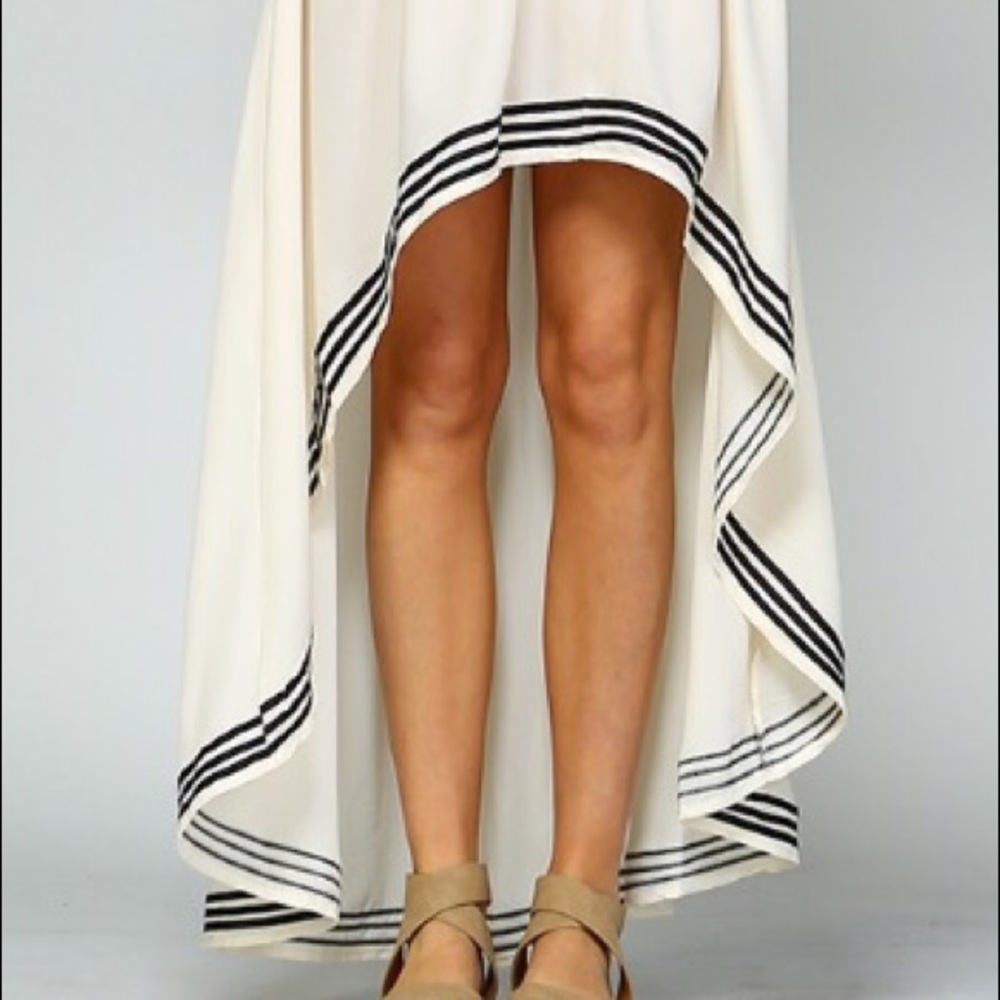 Flowing high low Sumer flirty skirt. - Picture 2 of 3