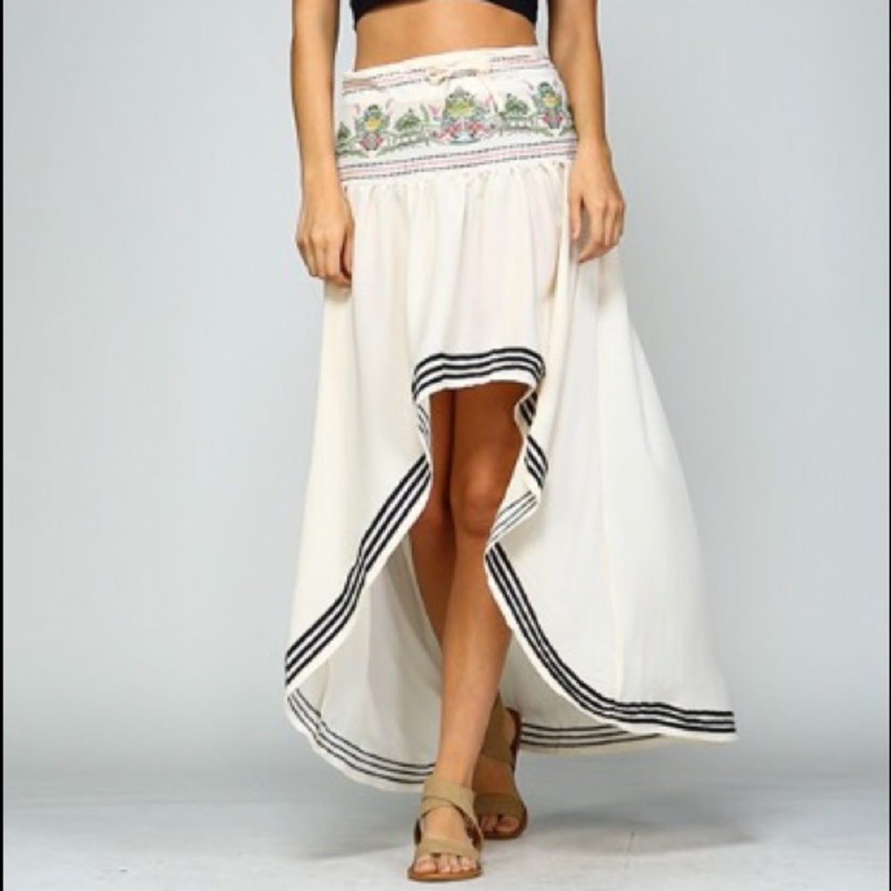 Flowing high low Sumer flirty skirt. - Picture 3 of 3