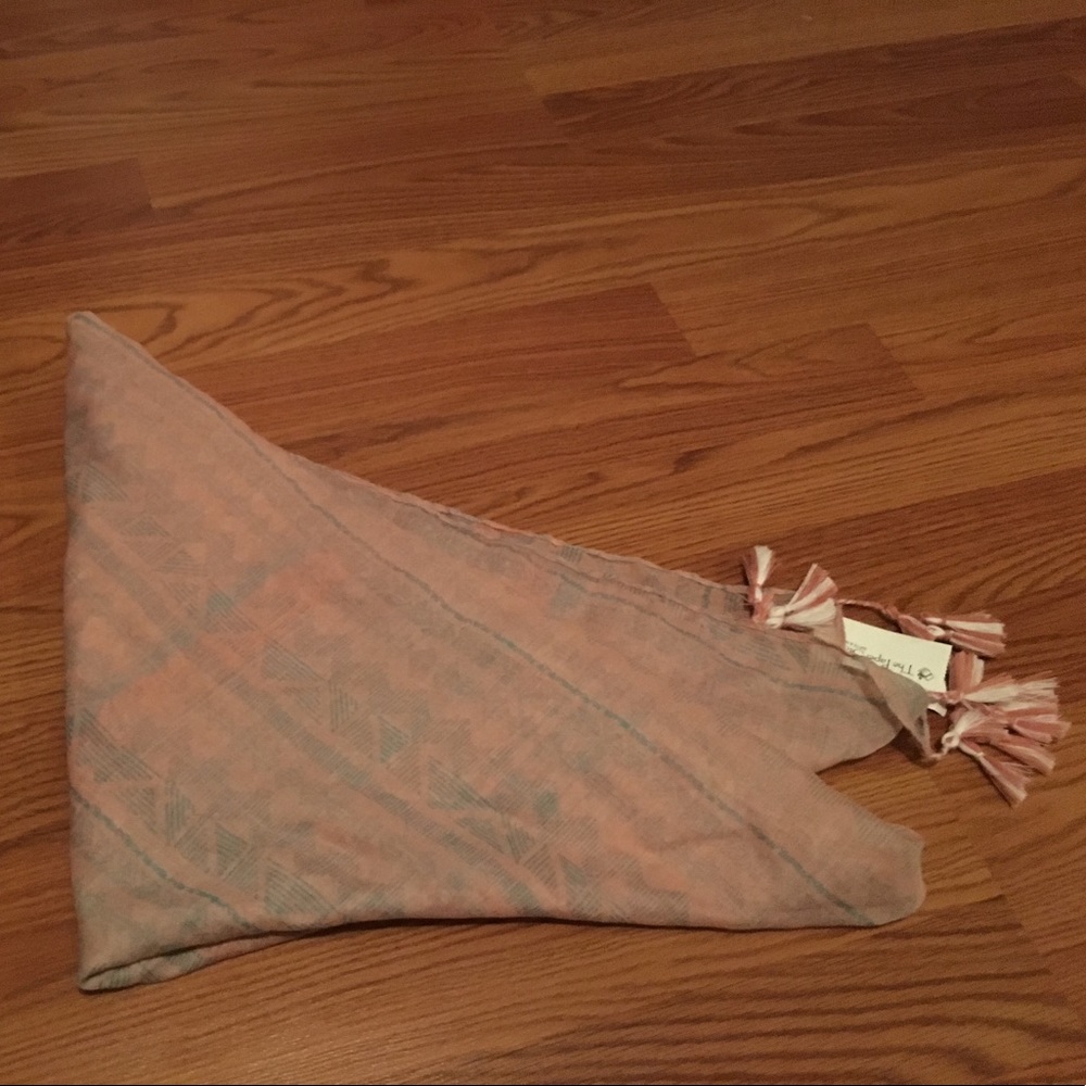 Square scarf with tassel