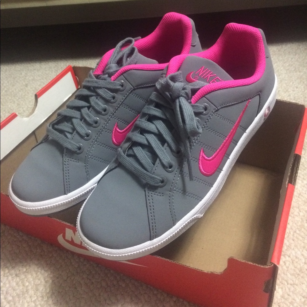 NWOT Nike Sz 8.5