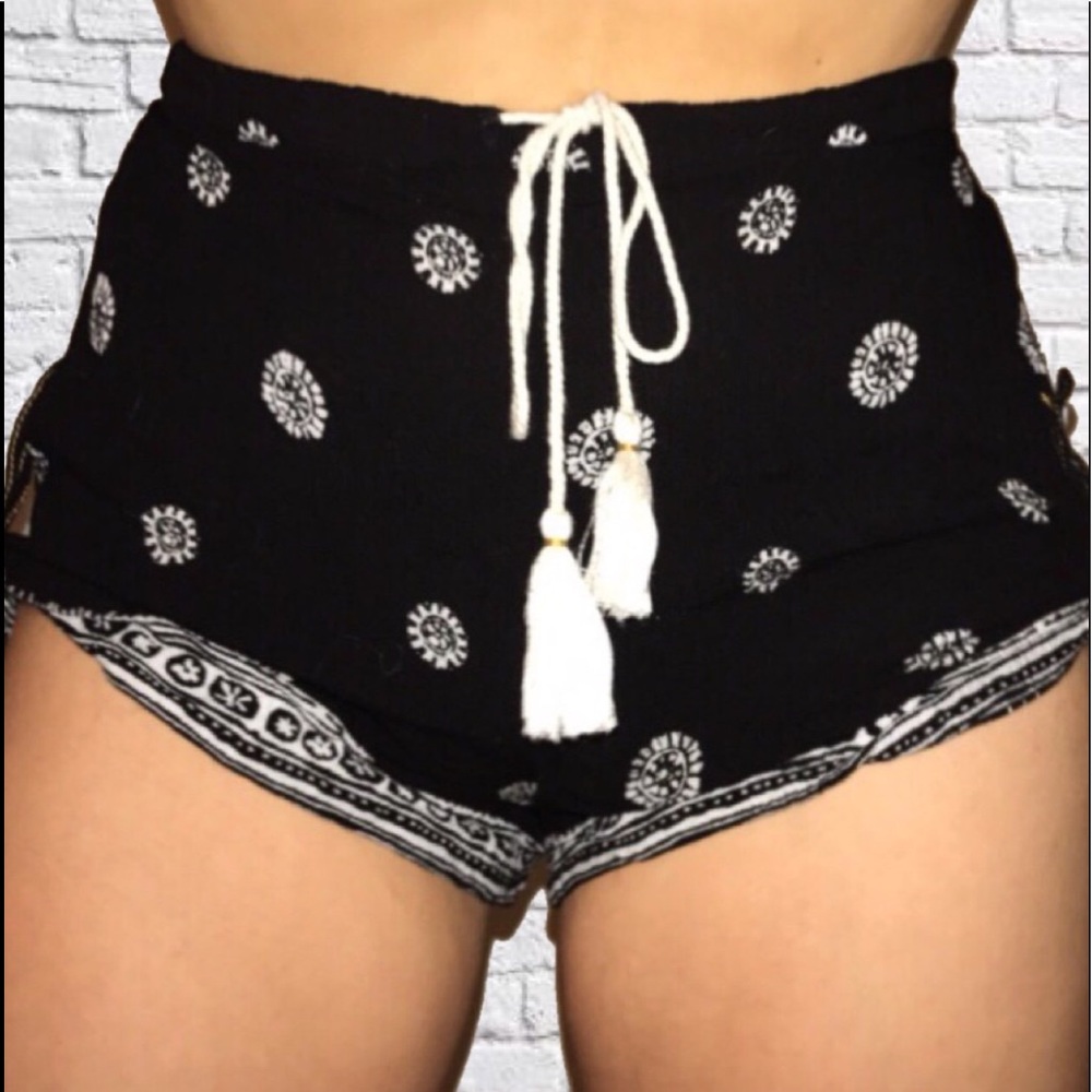 Kendall And Kylie High waisted shorts