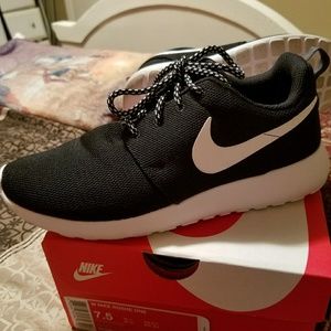 Women's Nike Roshe One size 7.5