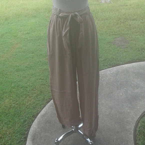 Restocked: 🆕Khaki Genie Pants - Picture 2 of 2