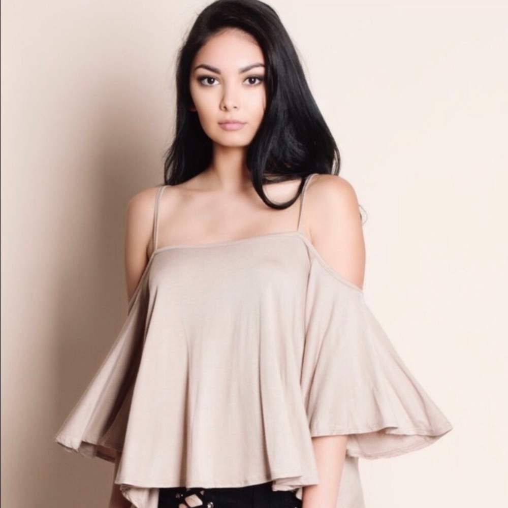 NWT DEBBIE OFF THE SHOULDER FLUTTER TOP
