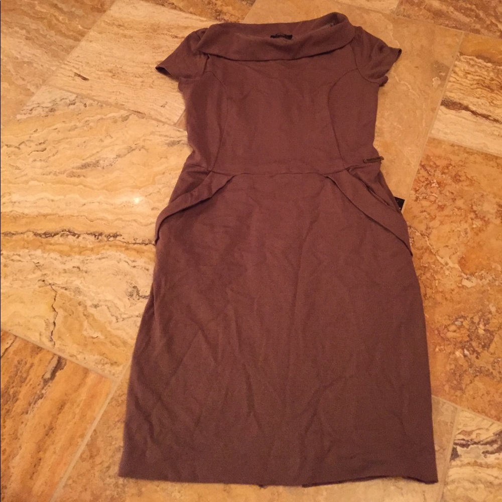 Byblos fully lined shortsleeve dress w/zipper back
