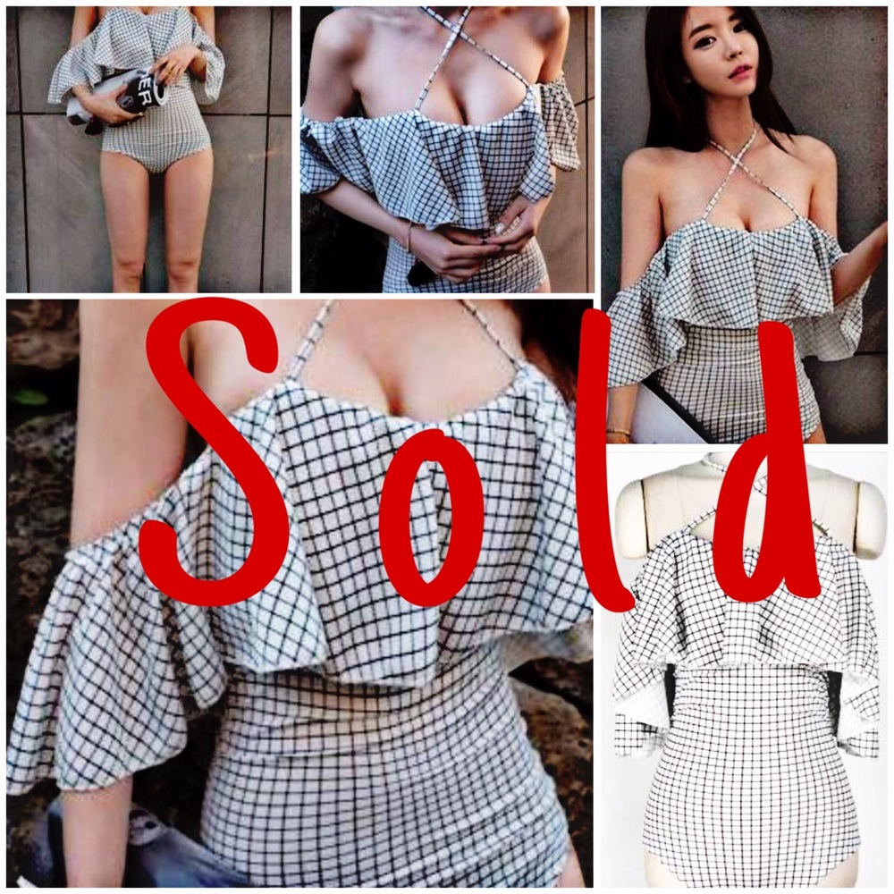 Off shoulder swimsuit Large checkered. size us 6/8