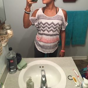 ‼️2 for $8‼️Cute Shoulder Cut-Out Tribal Shirt