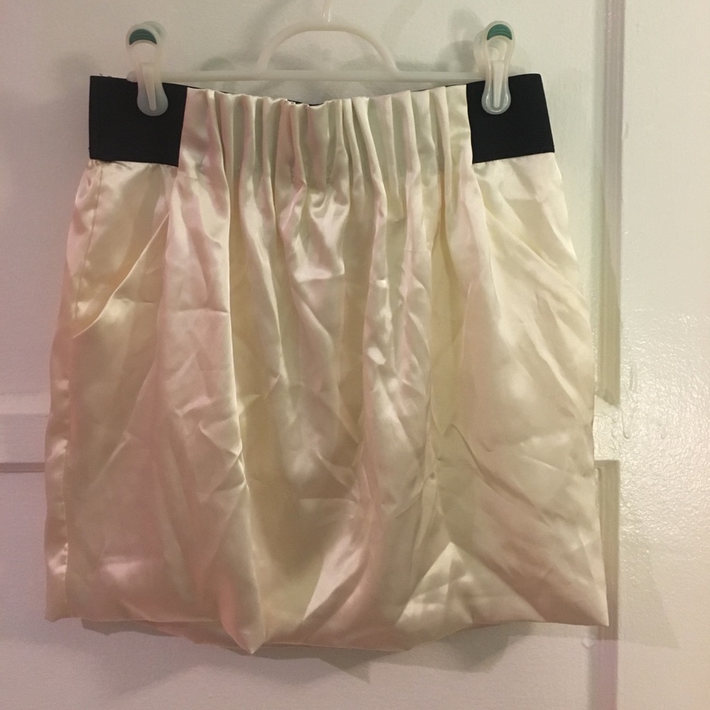 Last chance before goodwill! NWT Arden B ivory white silky skirt M w pockets