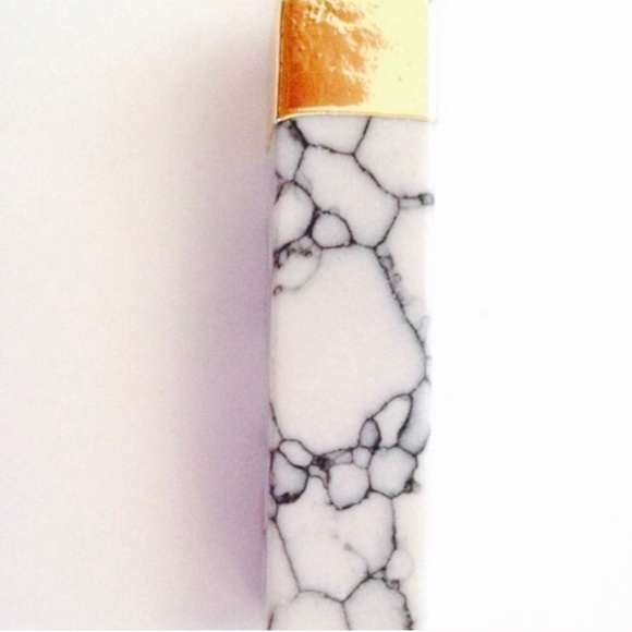 Last 1! 🌟White Howlite Statement Necklace - Picture 2 of 3