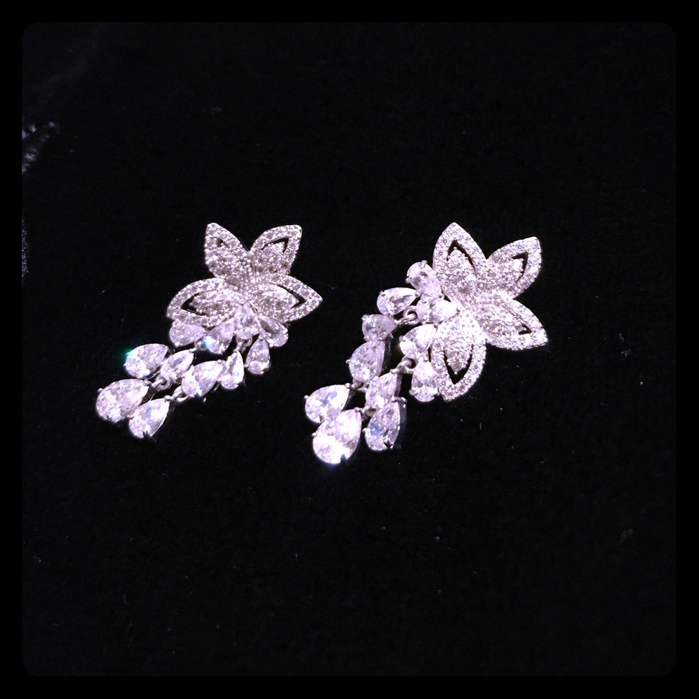 Vintage silver tone Rhine stone earrings