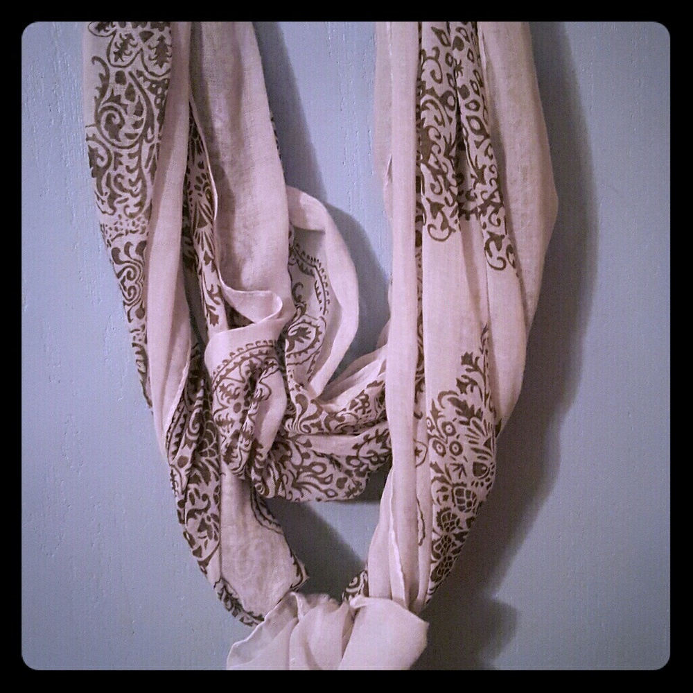 Trendy Bandana print scarf