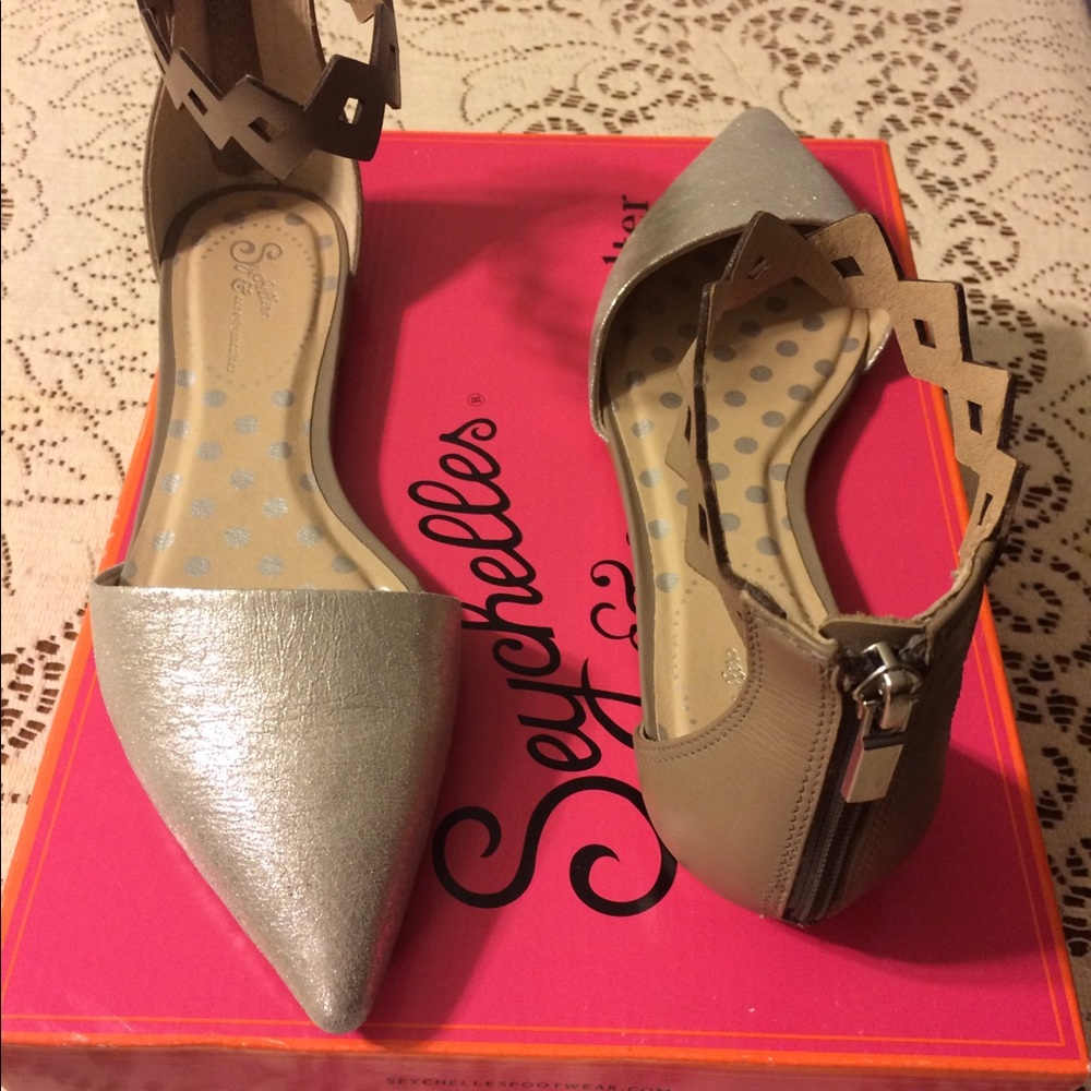 Brand new! Leather silver metallic and taupe.