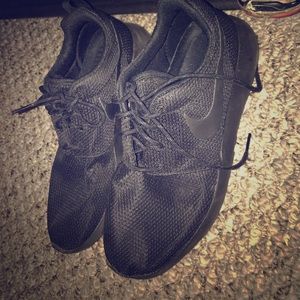 Nike all black Rosie run