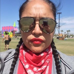 Meet your Posher, Gloria