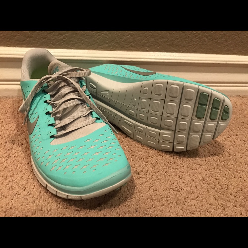 NWOT Tiffany blue Nike free runs, size 8 women's