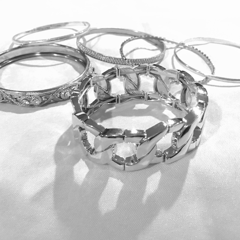 Set of 6 beautiful silver bagels and bracelets.