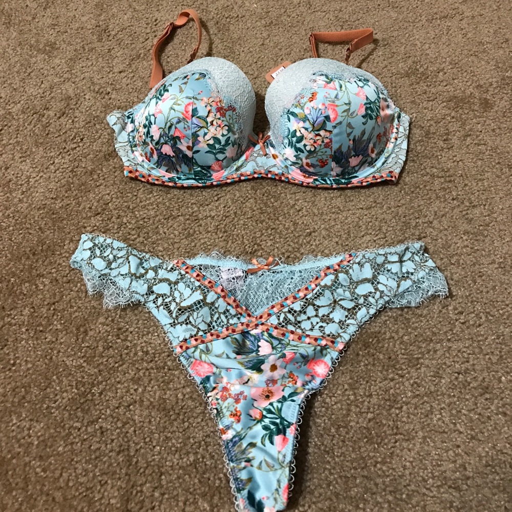 32DD Victoria's Secret bra and panty set