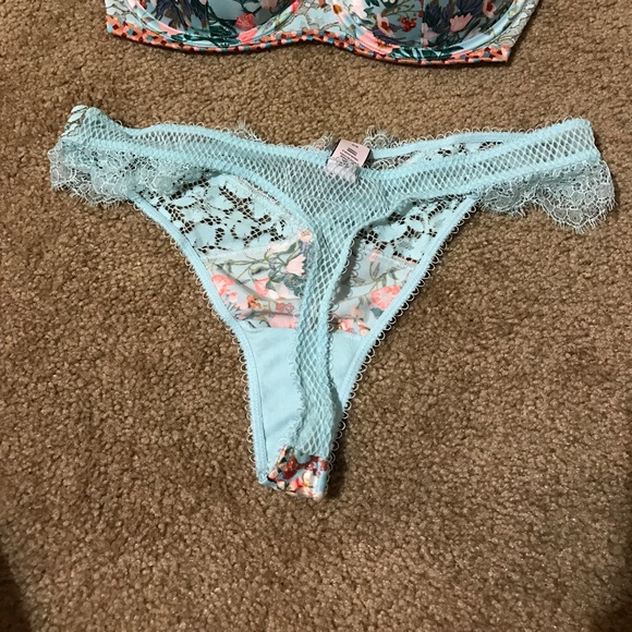 32DD Victoria's Secret bra and panty set - Picture 2 of 4