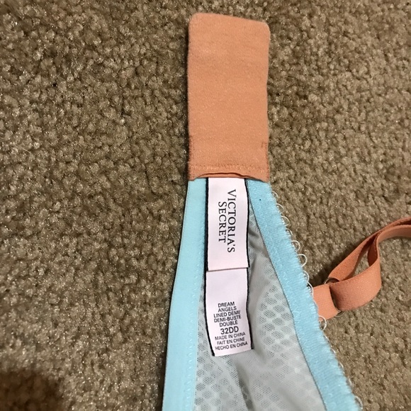 32DD Victoria's Secret bra and panty set - Picture 3 of 4