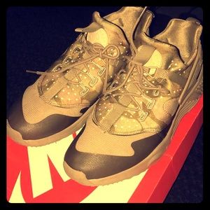 Nike camo huaraches. (Almost new)