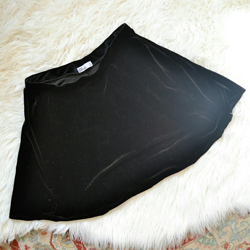 Black velvet skater skirt -NWOT