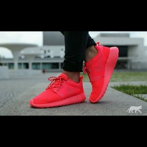 NIKE ROSHE ONE