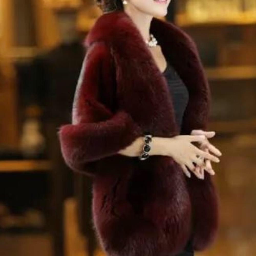 *NWOT* Stunning chic faux fur poncho/ cape in red