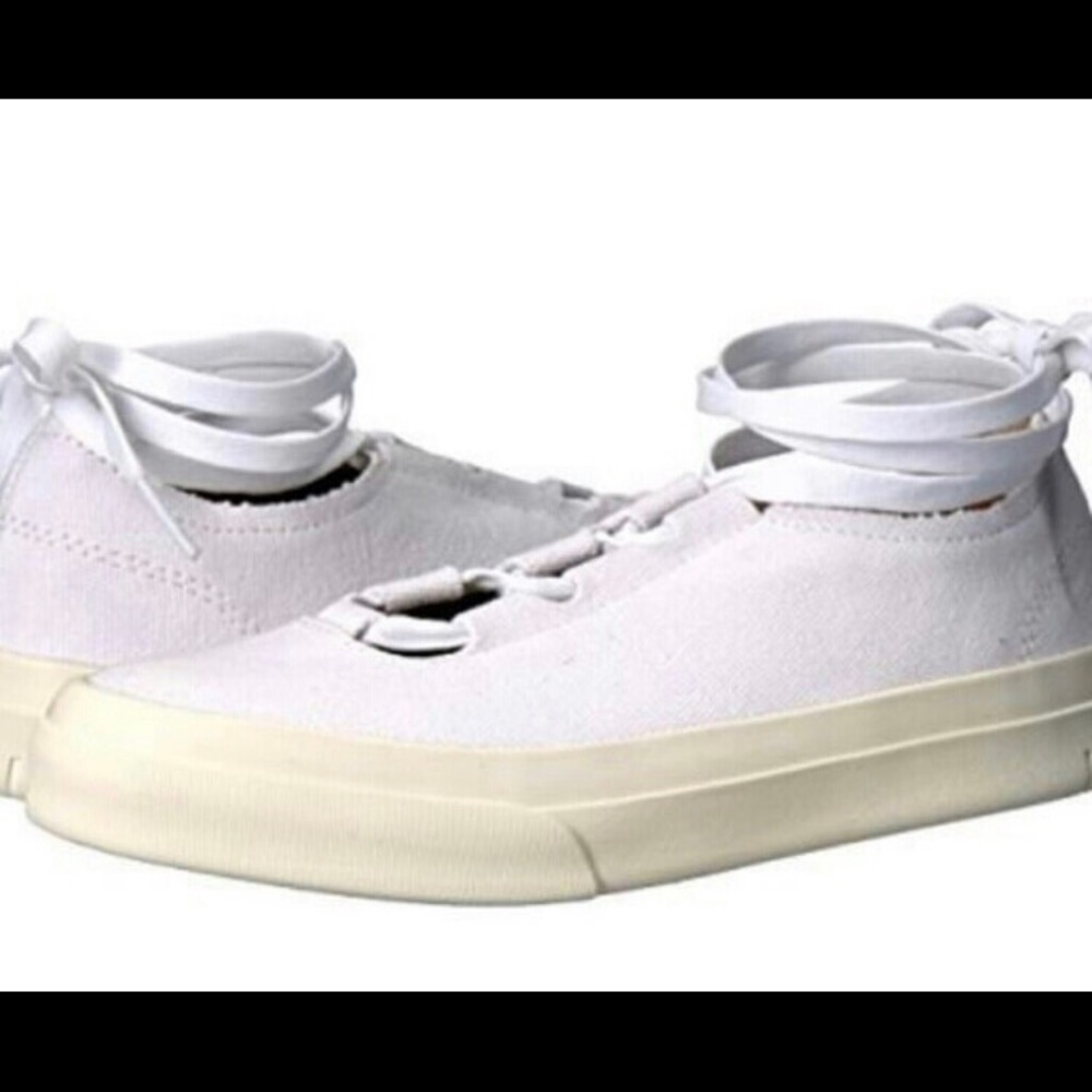 Steve Maddens Woman's Vipar White Fashion Sneakers