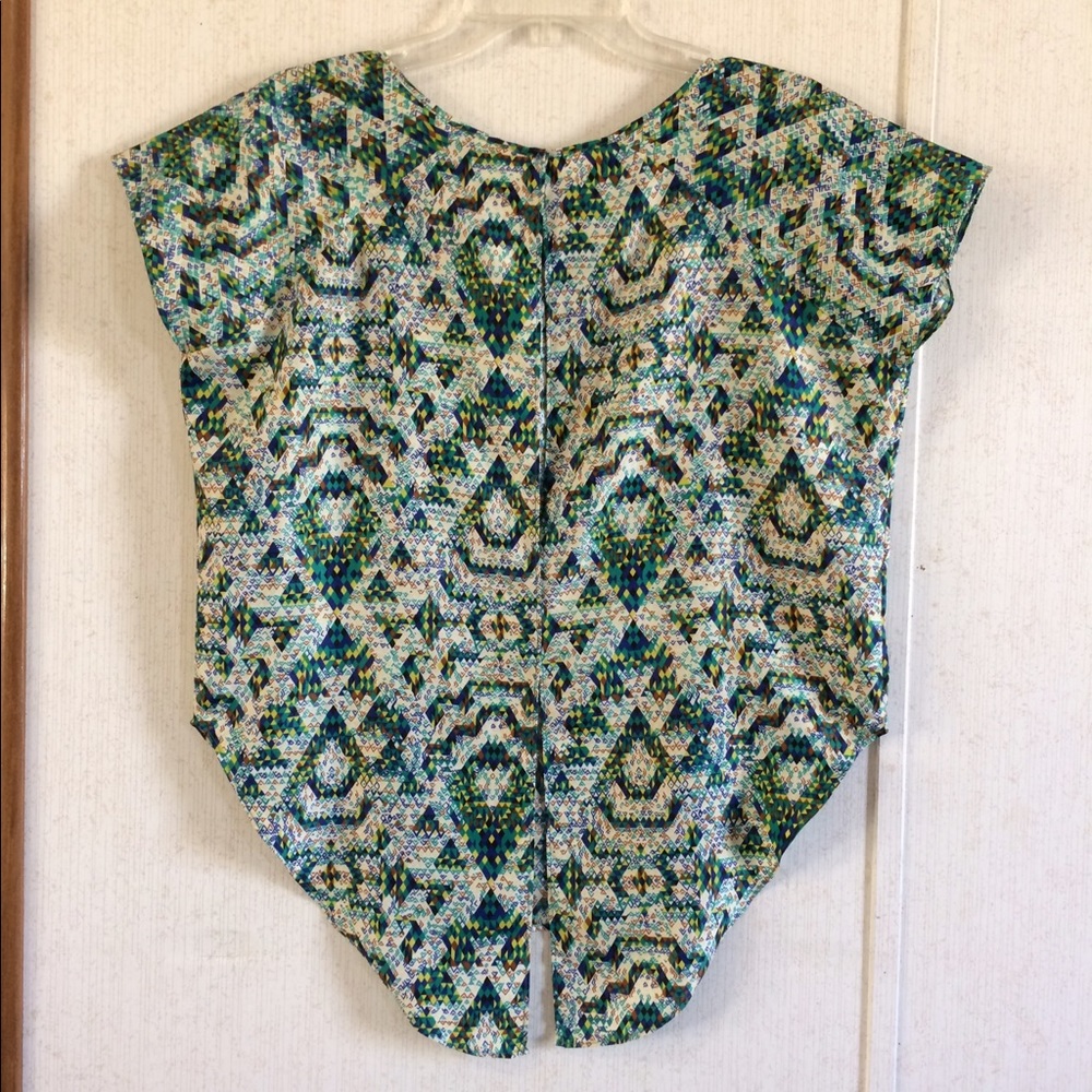 Devlin Split Back Geometric Top - Picture 2 of 4