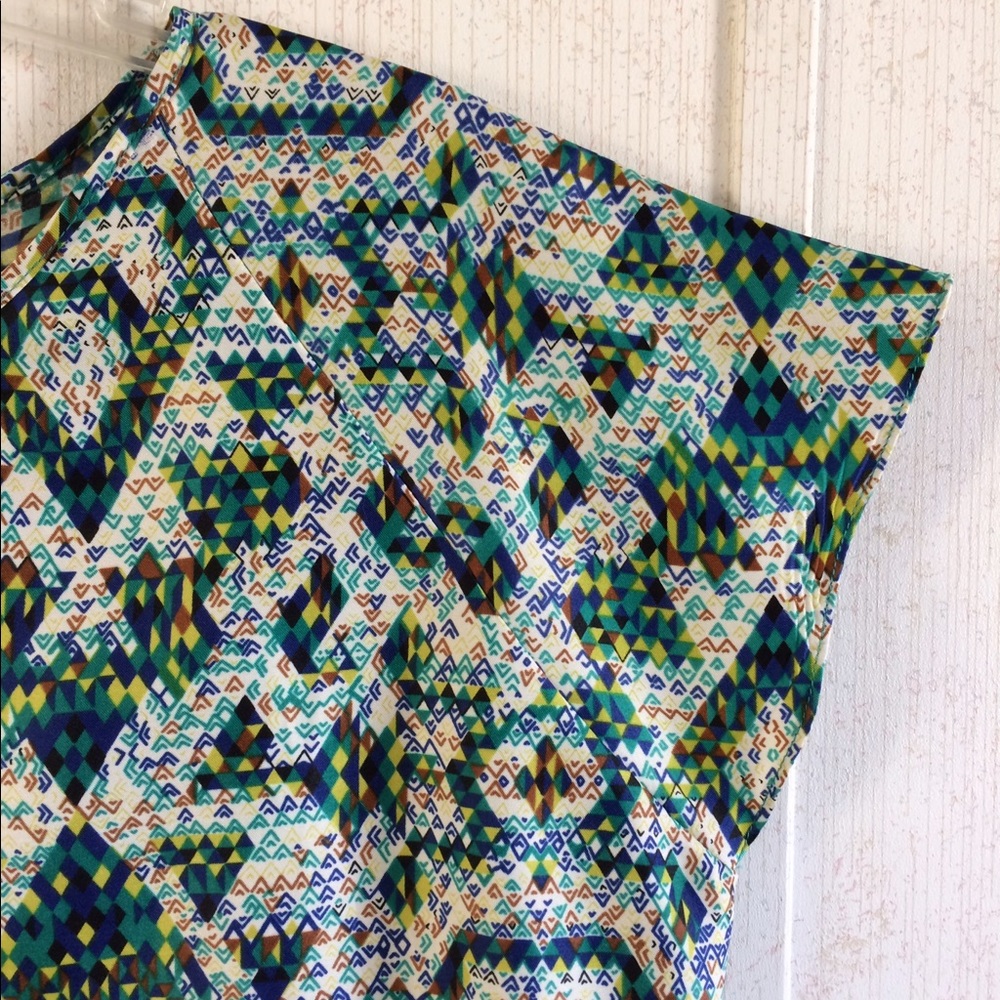 Devlin Split Back Geometric Top - Picture 3 of 4