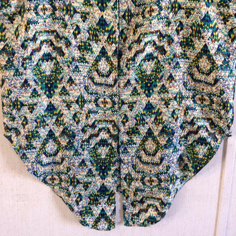 Devlin Split Back Geometric Top - Picture 4 of 4