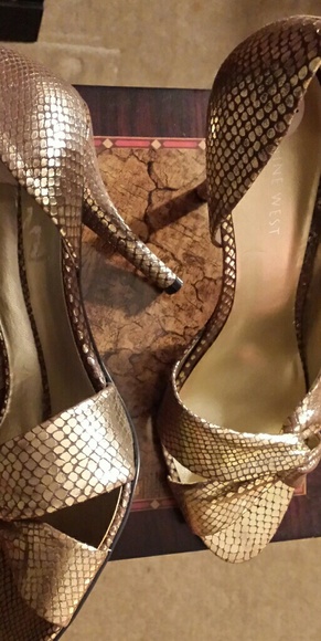 NEW Nine West Gold Open Toe Heels - Picture 2 of 5