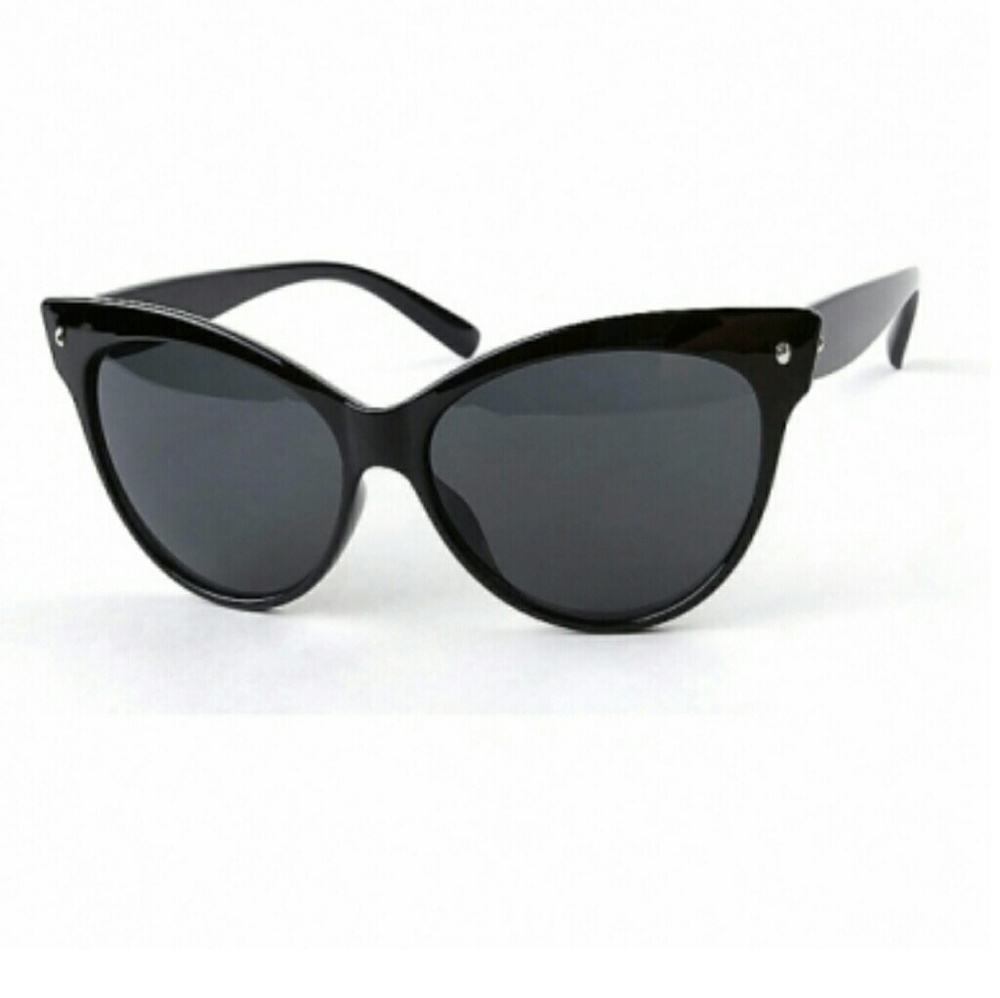 Black cat eye sunglasses