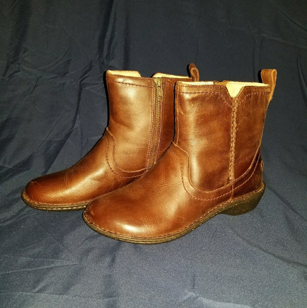 *BRAND NEW* Never worn. Ugg ankle boots. Size 8