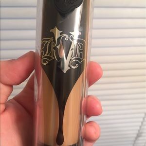 Kat Von D Lock it foundation