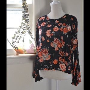 ✨FLASH SALE ✨Black floral top 🌹