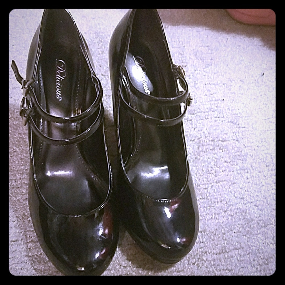 Black pumps