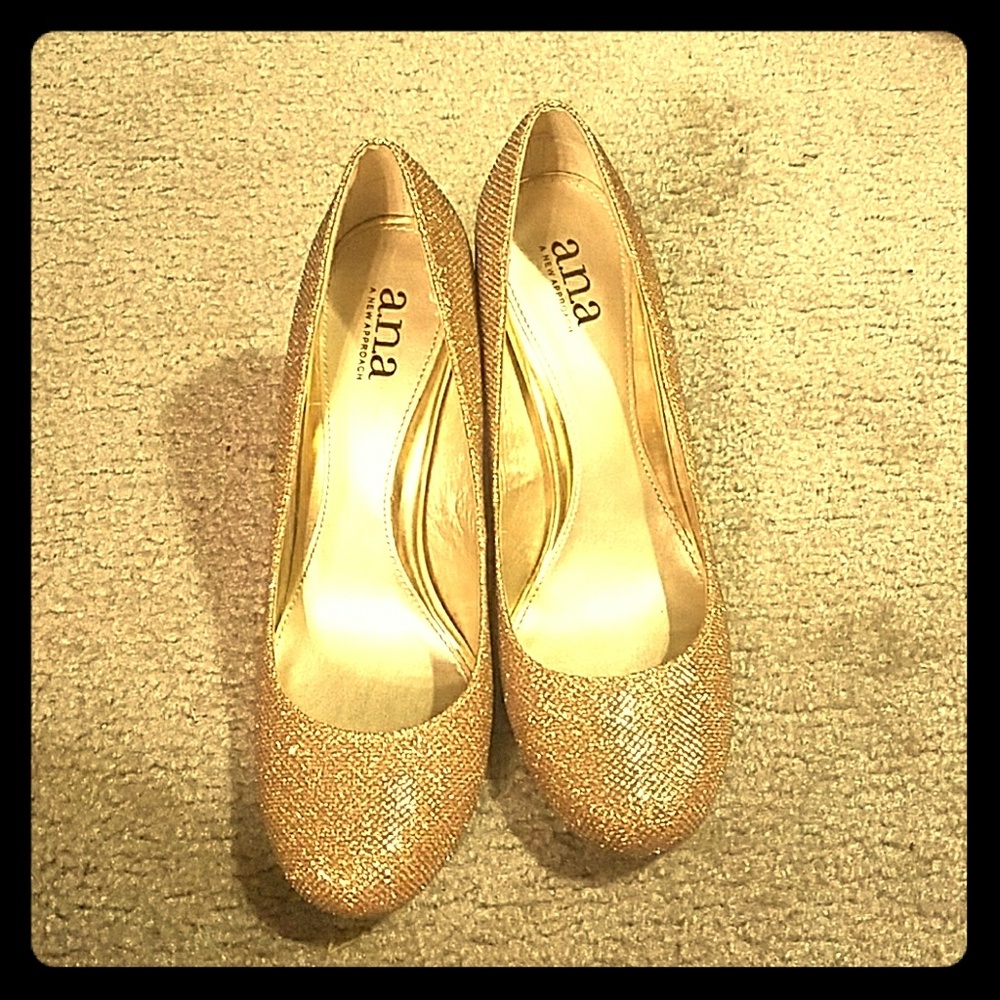 Gold Ana pumps