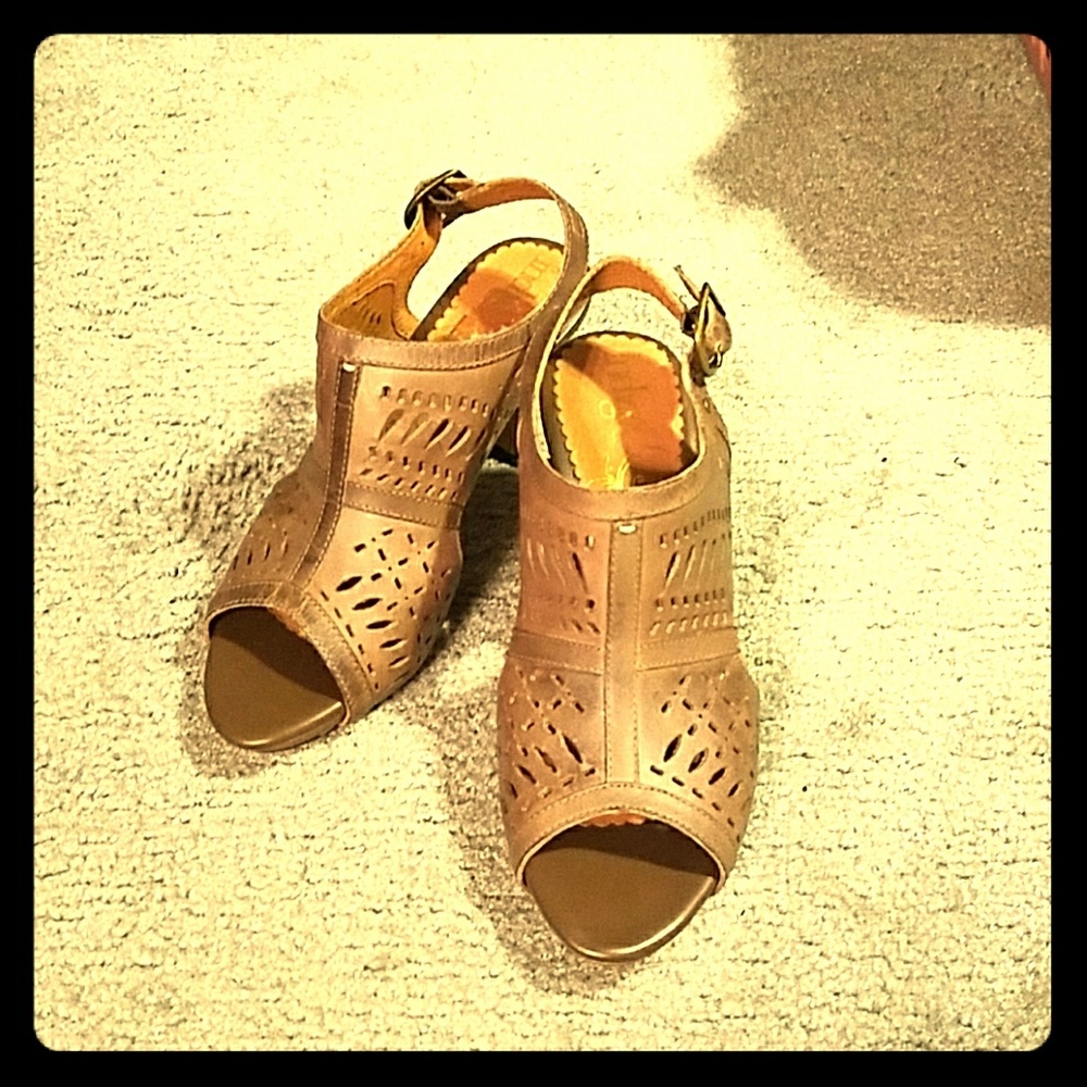 Clarks..indigo brown heels..new with out tags