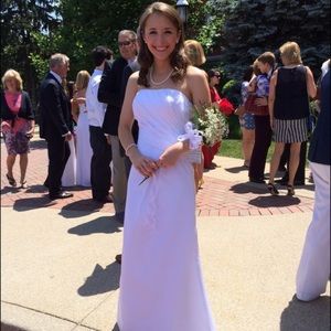 White wedding/graduation gown