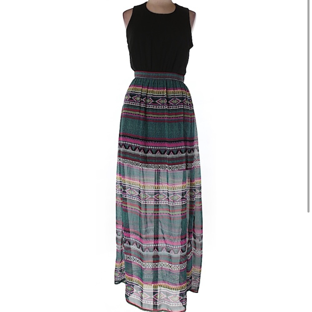 Casual dress with small cutout in back
