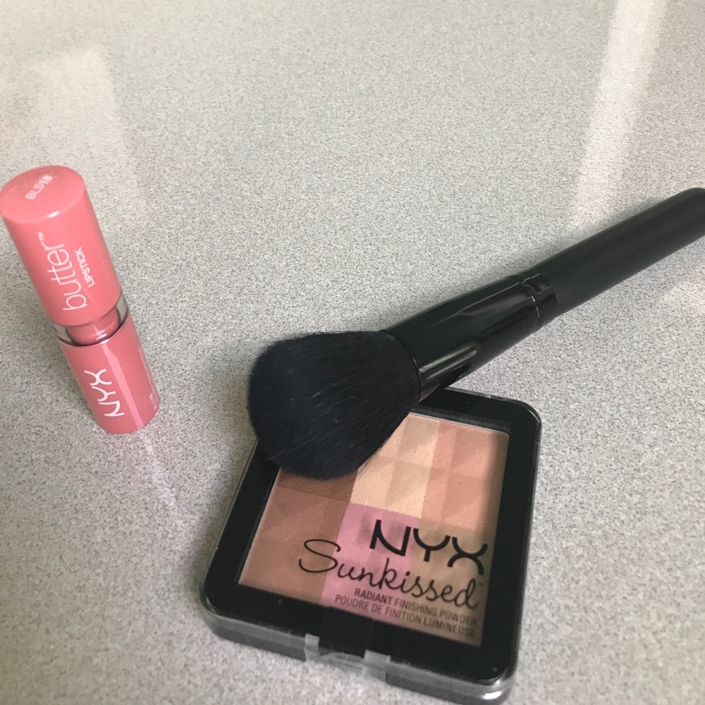 ⬇️⬇️NYX Lipstick/NYX Finishing Powder/Morphe Brush